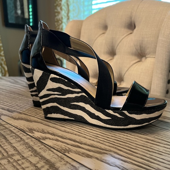 BCBG Womens 8.5 Patent Leather Wedge Sandals Zebra Print Strappy Open Toe - Picture 10 of 13
